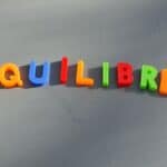 Mot 'équilibre' coloré sur fond gris, lettres ludiques d'un jeu pour enfant