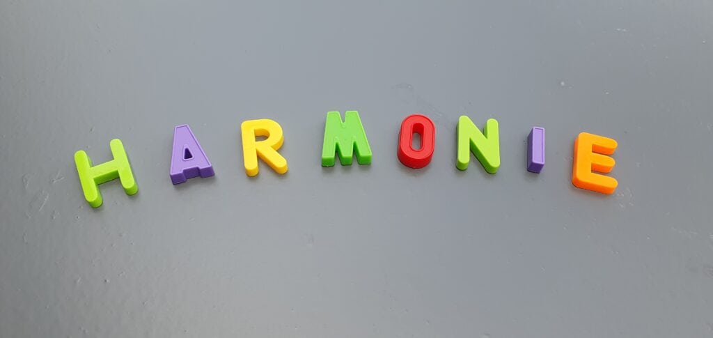 Mot 'harmonie' coloré sur fond gris, lettres ludiques d'un jeu pour enfant