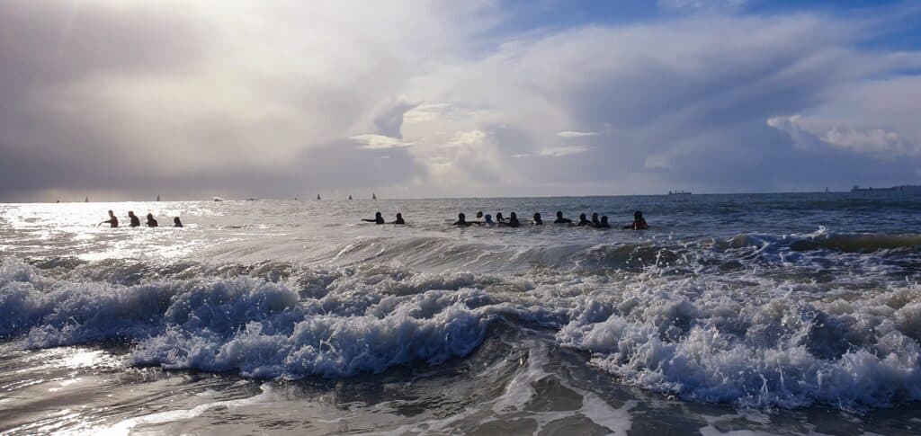 Photo de groupe en longe-côte, bénéfices de cette activité par temps ensoleillé