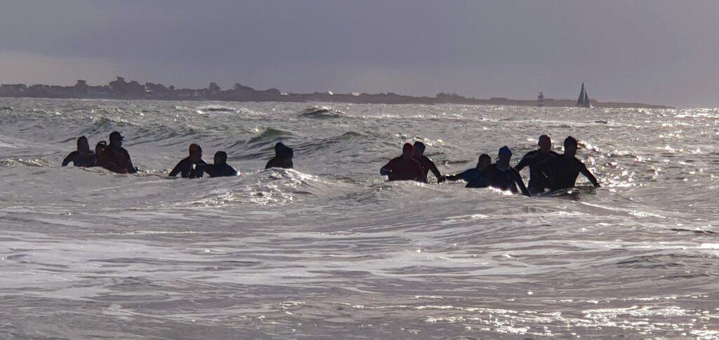 Photo de groupe en longe-côte, bénéfices de cette activité en bord de mer