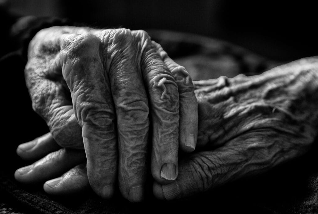 Réflexologie pour personnes âgées : mains de seniors en noir et blanc