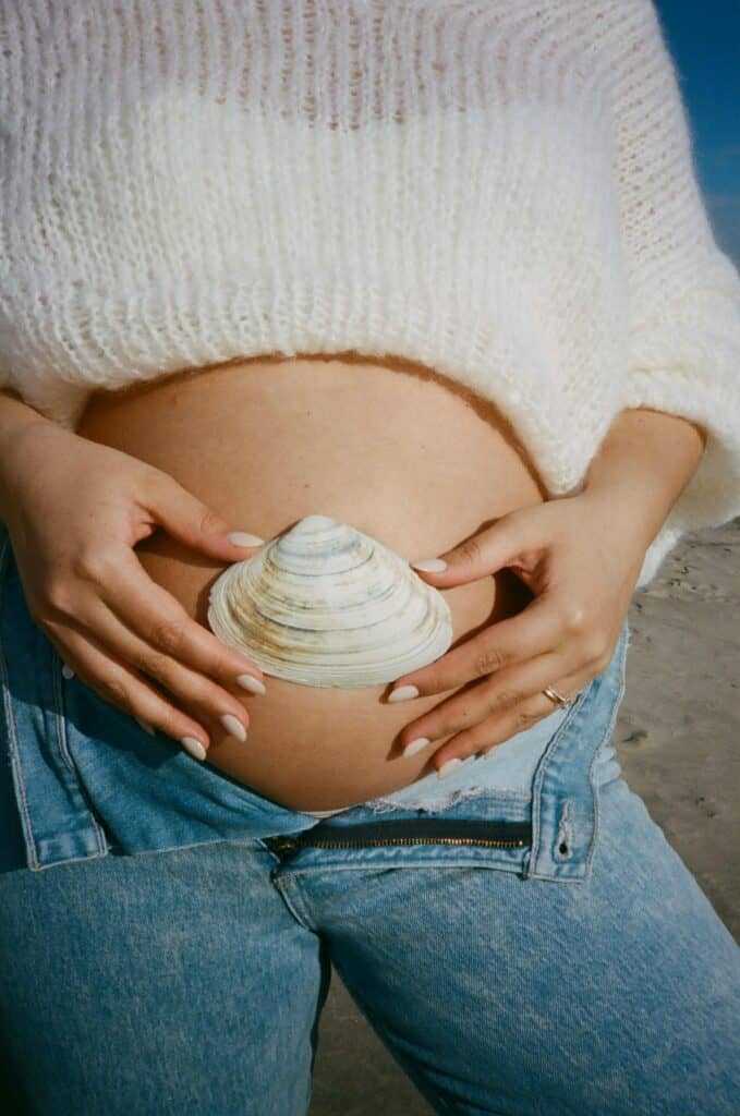 Relaxation guidée pour femmes enceintes : coquillage posé sur le ventre d'une future maman