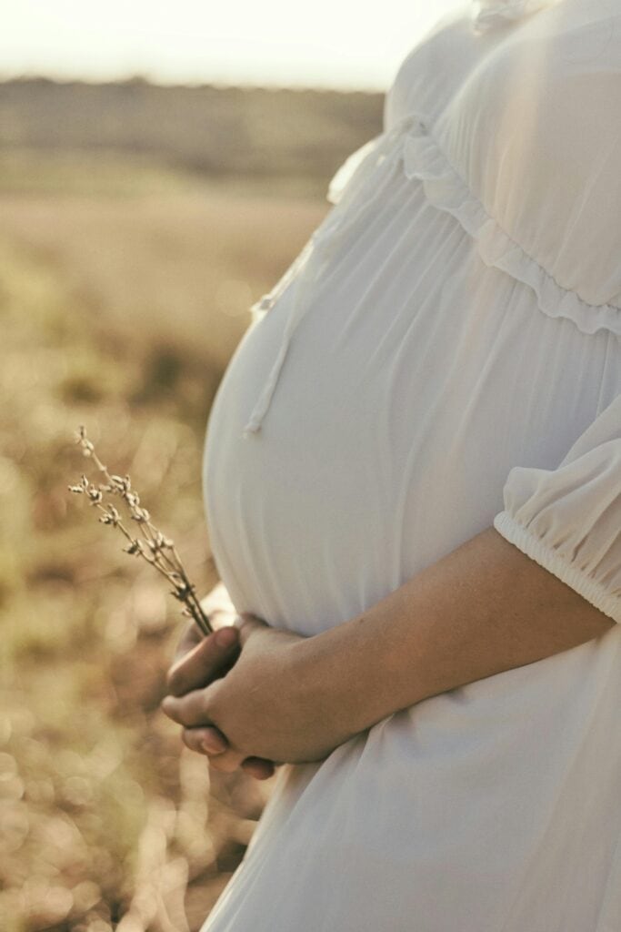 Relaxation guidée pour femmes enceintes : future maman en pleine nature