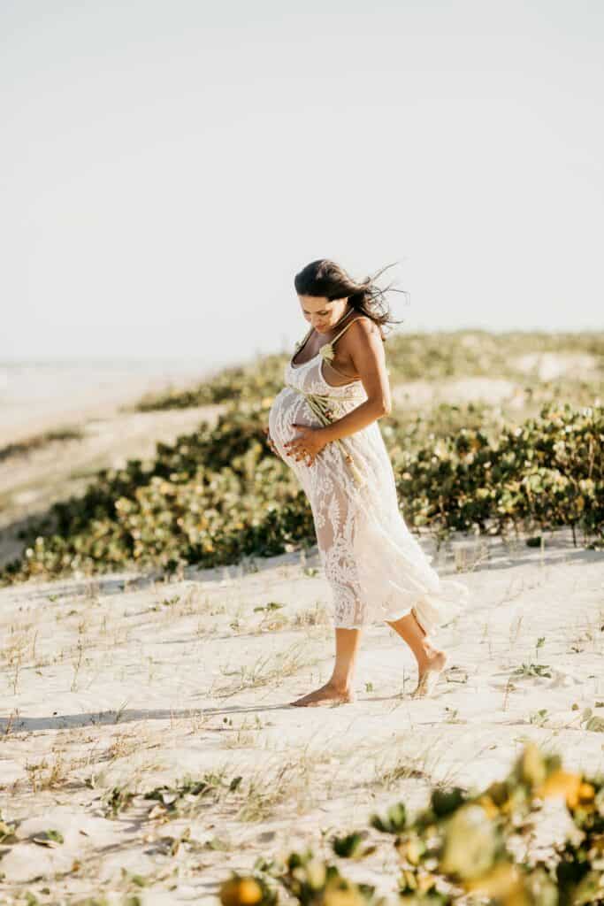 Relaxation guidée pour femmes enceintes : future maman sur une plage en pleine nature