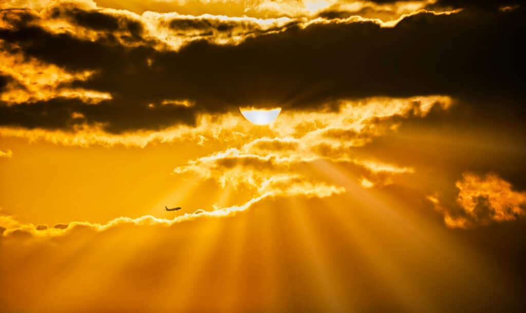 Aide de la naturopathie dans le deuil : ciel jaune avec coucher de soleil et nuage sombre