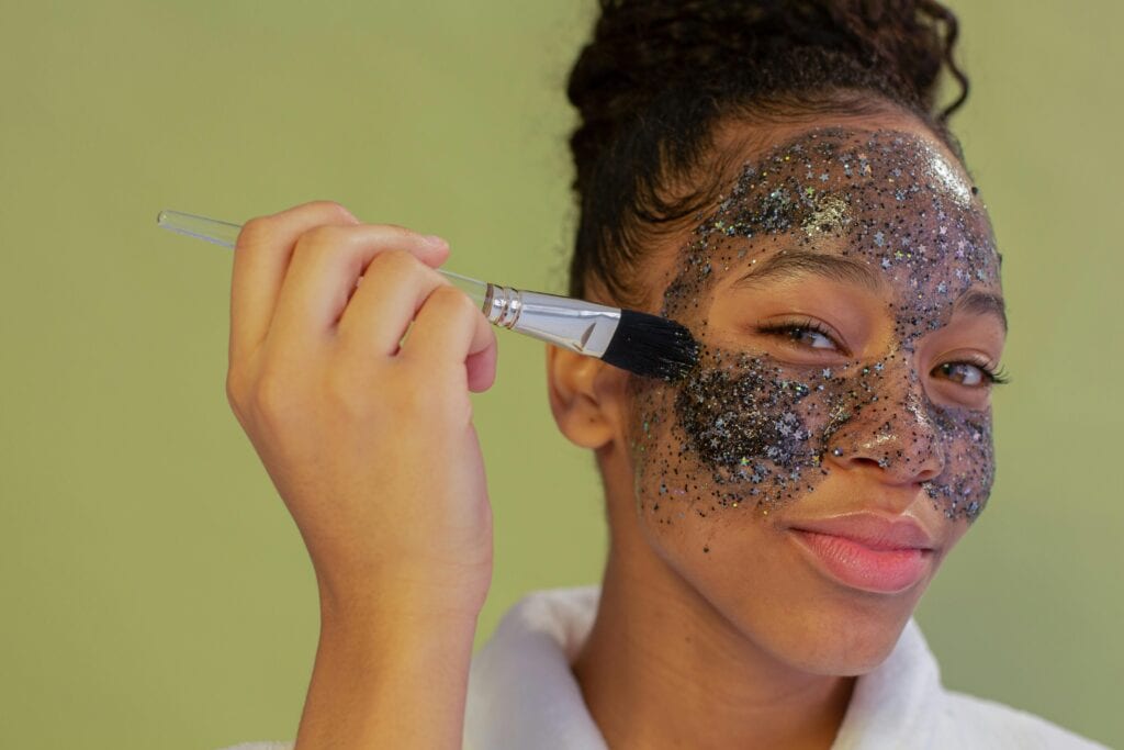 Soin du visage avec masque d'argile noire, pour apaiser les problèmes de peau