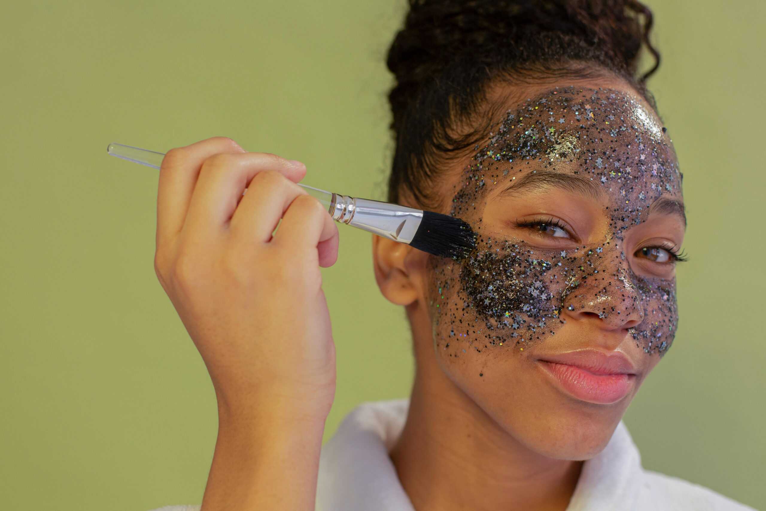 Soin du visage avec masque d'argile noire, pour apaiser les problèmes de peau