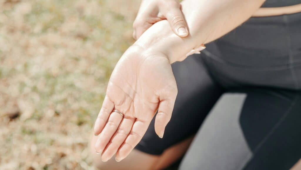 Main d’une personne âgée souffrant de douleurs liées à l’arthrite, symbole des défis articulaires avec l’âge