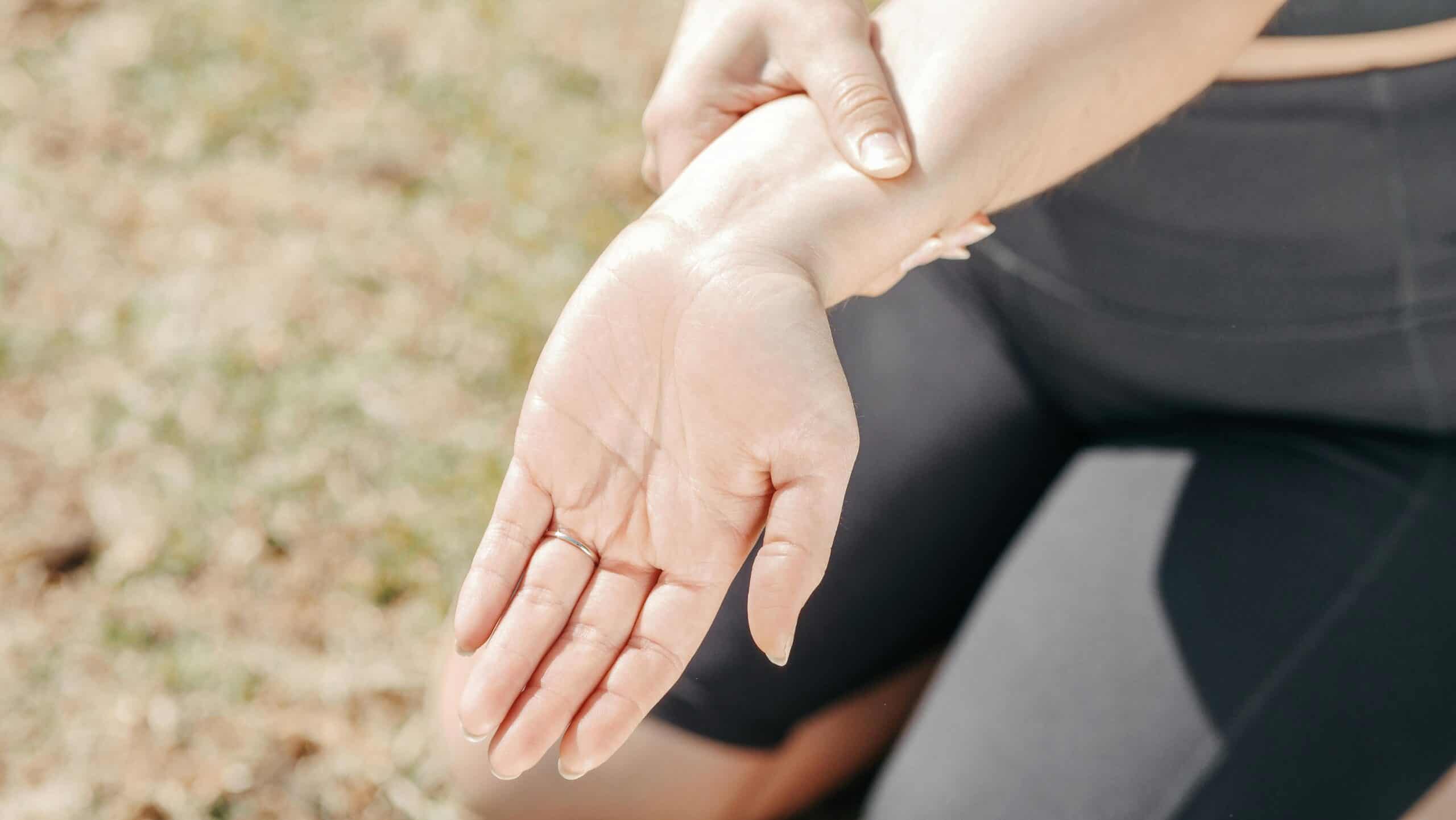 Main d’une personne âgée souffrant de douleurs liées à l’arthrite, symbole des défis articulaires avec l’âge