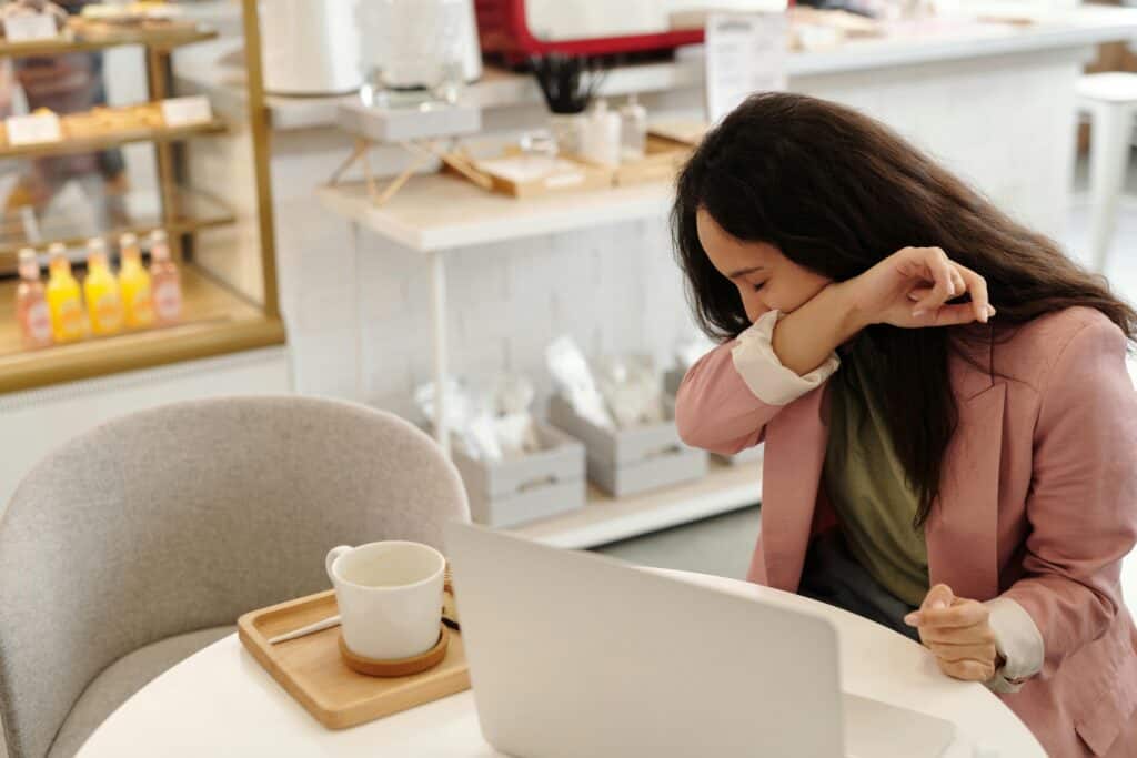 Personne malade travaillant à domicile, illustrant les défis d’immunité en hiver