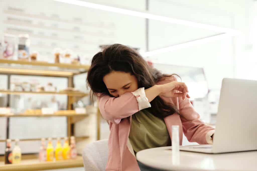 Jeune femme malade, souffrant de la grippe pendant l'hiver